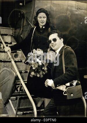 18. Februar 1957 - reiste nach ihrer Cannes - Ehe... Flughafen Frankfurt sind heute Prinz Karl Zu Leiningen KARL ZU LEI Stockfoto