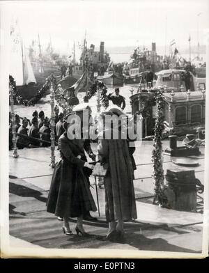 19. Februar 1957 - kommt Queen auf Staatsbesuch nach Lissabon. Von Madame Lopes begrüßt. Foto zeigt HM The Queen von MME Lopez begrüßt wird, wie sie aus dem Staat Kahn bei der Ankunft in Lissabon für ihren kurzen Besuch ein Ufer trat. Duke of Edinburgh blickt auf. Stockfoto