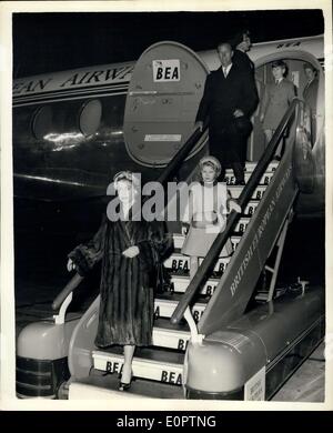 21. Februar 1957 - Queen und der Herzog von Edinburg wieder London nach ihrem Staatsbesuch in Portugal - Foto zeigt: die Königin und der Duke of Edinburgh das Flugzeug am Londoner Flughafen werden von ihren Kindern verlassen, Prinz Charles und Prinzessin Anne, die sie am Flughafen treffen ging. Stockfoto