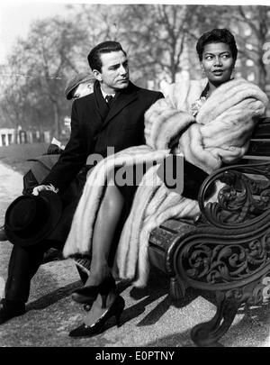 Louie Bellson und Frau Pearl Bailey auf einer Parkbank Stockfoto