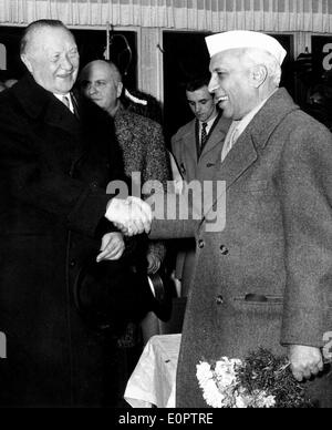 Jawaharlal Nehru besucht Konrad Adenauer Stockfoto