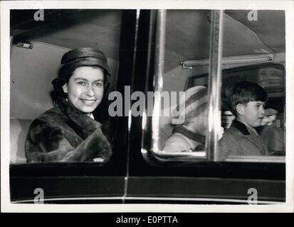 1. Januar 1957 - königliche Familie von Sandringham zurück. HM die Königin mit Prinz Charles und Prinzessin Anne, nach ihrer Rückkehr von Sandringham heute auf ihrem Weg zum Buckingham Palace zu sehen. Stockfoto