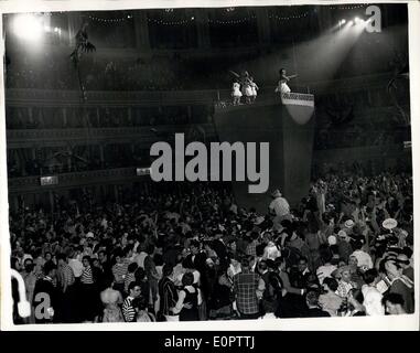 1. Januar 1957 - Chelsea Arts Ball... New Year Eve am Royal Albert Hall: Foto zeigt Gesamtansicht wie Nachtschwärmer ins neue Jahr - auf dem Chelsea Arts Ball, Royal Albert Hall - letzte Nacht tanzen. Glamouröse Studenten können auf dem Podium Zentrum gesehen werden. Stockfoto