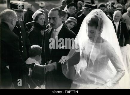 1. Januar 1957 - Hochzeit von Prinzessin Helene von Frankreich: religiöse Zeremonie In der königlichen Kapelle in Dreux: die Braut, begleitet von ihrem Vater, der Graf von Paris, an der königlichen Kapelle für die religiöse Zeremonie heute Morgen ankommen. Stockfoto