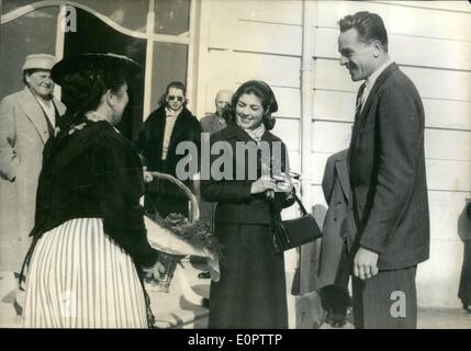 1. Januar 1957 - Prinzessin Helene und Graf Limburg auf Hochzeitsreise in Côte d ' Azur: Prinzessin Helene, Tochter des Grafen von Paris, und ihr Ehemann zählen de Limburg Stirum, die jetzt auf ihrer Hochzeitsreise in Nizza gestern angekommen sind. Foto zeigt Blumenmädchen in traditioneller Tracht, die Prinzessin mit einigen Veilchen zu präsentieren. auf rechten Seite zählen de Limburg Stirum. Stockfoto