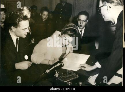 1. Januar 1957 - königliche Hochzeit in Louveciennes: die standesamtliche Trauung von Prinzessin Helene. Tochter des Comte de Paris, Comte De Limburg-Strium tagte in der Mairie Louveciennes bei Paris heute. Foto zeigt das Paar bei der Mairie während die standesamtliche Trauung. auf richtigen Prinz Henri, ältester Sohn des Comte De Paris, Zeugnis für die Braut. Stockfoto