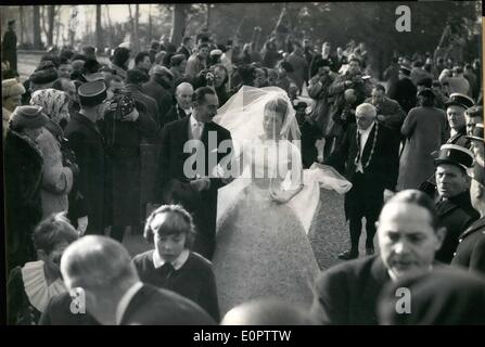 1. Januar 1957 - Hochzeit von Prinzessin Helene von Frankreich. Religiöse Zeremonie auf königliche Kapelle: die Braut, begleitet von ihrem Vater, der Graf von Paris, an der königlichen Kapelle für die religiöse Zeremonie heute Morgen ankommen. Stockfoto