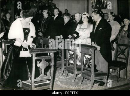 1. Januar 1957 - Hochzeit von Prinzessin Helene von Frankreich. Religiöse Zeremonie auf königliche Kapelle in Dreux: das Paar während der religiösen Zeremonie in der königlichen Kapelle Dreux, links, Königin Frederika von Griechenland, hinten von rechts nach links: The Count of Paris, Gräfin Thierry de Limburg-Stirum und Erzherzogin Robert von Österreich-Este, Herzog von Württemberg, Herzogin von Württemberg, Erzherzog von Österreich-Este Stockfoto