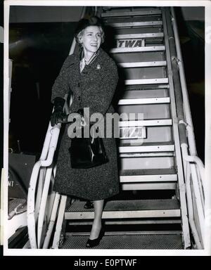 1. Januar 1957 - Foto von TWA. Ken Fletcher Öffentlichkeitsarbeit 380 Madison Ave, New York City Oxford 5-4525. Idlewild Airport, N.Y., Dez. 6 ausscheidender Botschafter in Italien, Claire Booth Luce bietet eine Welle Abschied von Freunden vor dem Einsteigen in eines TWA-Fluges von Rom, Frau Luce kehrt nach Italien zum ersten Mal seit der Vorlage ihren Rücktritts des Präsidenten am 23. November. Sie kehren in die Vereinigten Staaten in etwa zwei Wochen nachdem sie ihre geschäftlichen Angelegenheiten windet. Frau Luce wird durch James David Zellebrach am Januar gelang es 5,1957 Stockfoto