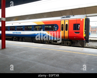 East Midlands-Zug Ankunft am Bahnhof in Stockport, UK Stockfoto