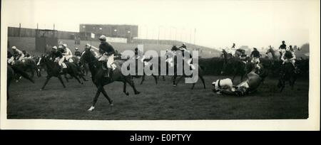 03. März 1957: Sundew gewinnt den Grand National mit 20:1.: Fred Winter, der Sieger des Turmjäger-Jockey, gewann heute in Liverpool den Grand National 1957 auf Mrs. Geoffrey Kohn's Sunden, nachdem er das Feld von Anfang bis Ende geführt hatte. Das war Sundews, der dritte Versuch im Grand National. Das Foto zeigt, wie Hart Royal, geritten von P. Pickford, am ersten Zaun trauert. Stockfoto