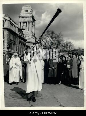 3. März 1957 - feiern Druiden die Ankunft des Frühlings auf dem Tower Hill. Das lange Horn bläst. Mitglieder des alten Druiden-Ordens anlässlich ihrer alten '' Frühlingspunkt der Sonne ''-Zeremonie auf dem Tower Hill heute - der - Frühling. Die Zeremonie wurde letztes Jahr nach einer Pause von 162 Jahre wiederbelebt. Foto zeigt die Herold - bläst das lange Horn anlässlich die Eröffnung der Zeremonie - auf dem Tower Hill heute Nachmittag. Stockfoto