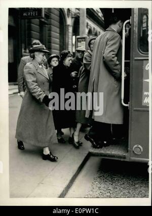 03. März 1957 - Prozess Von Dr.John Bodkin Adams Geht Weiter.. Krankenschwester Caroline ll geht in den Bus: Bild zeigt: Krankenschwester Caroline Randall (in schwarzem Boot)--- geht in den Bus - am Ende der Anhörung gestern auf den Spuren von Dr. John Bodkin Adams, der die 81-jährige Witwe Alice Morrell ermordet hat. Krankenschwester Randall, die sich um Frau Morrell kümmerte, war ein Teil der Zeit, in der sie unter der Obhut von Dr. Adams war, fünfeinhalb Stunden im Zeugenkasten. Stockfoto