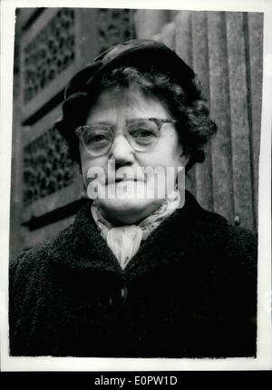 3. März 1957 - Adams-Testversion Old Bailey. Krankenschwester gibt zu reden über den Fall: in the Old Bailey heute der dritte Tag des Prozesses gegen Dr. John Bodkin Adams, der den Mord an Frau Edith Morrell und 81 Jahre alte Witwe im Jahr 1950 ein Zeuge im Fall Krankenschwester Anne Mason Ellis, der angeklagt wird, diskutieren den Fall mit zwei anderen Zeugen, Krankenschwester Randall und Krankenschwester Stronach zugelassen. Das Foto zeigt Krankenschwester Stronach, einer der Zeugen im Fall. Stockfoto