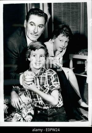 3. März 1957 - Filmstar Vater. Rory (Vordergrund), im Alter von 9 und 11, Deidre Flynn gesehen, als sie ihrem Vater - der berühmte Filmstar Errol Flynn, besuchte, als er nach vier Jahren Abwesenheit aus Hollywood auf einem Film zu arbeiten beginnt. Stockfoto