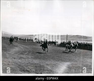 1. Januar 1957 - gewinnt der Herzog durch einen kurzen Kopf... Beteiligt sich an '' Seemanns Rennen '' auf Falkland-Inseln. Foto zeigt: H.R.H The Duke Of Edinburgh Reiten '' Itata'' ein Shipfarm Pferd - gewinnt das '' Seemanns Rennen '' - durch einen kurzen Kopf - bei seinem jüngsten Besuch in den Falkland-Inseln. Das Rennen - bei Stanley die Hauptstadt der Insel - wurde her '' Seeleute nur zu besuchen. Stockfoto