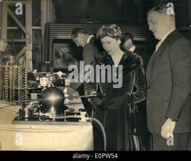 1. Januar 1957 - HM die Königin und des Herzogs von Edinburgh besuchen die Atomenergie Einrichtung bei Harwell. HM The Queen Manipulation einer entfernten Handlinggerät für den Umgang mit gefährlichen Metalle verwendet. Mit H.M ist Herr P. Bowles, Leiter des Geschäftsbereichs Engineering. P.N.A. Stockfoto