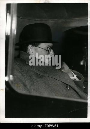 1. Januar 1957 - Szenen In der Downing Street. Herr Reginald Maudling geht an Nr. 10; Foto zeigt Herr Reginald Maudling M.P. kommt an Nr. 10 Downing Street heute Nachmittag für ein Treffen mit dem neuen Ministerpräsidenten. Stockfoto