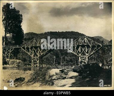 3. März 1957 - größte einzelne Film-SET je gebauten - UP AS Höhepunkt "die Brücke am RIVER KWAI'' geblasen... Eine gigantische Stahl und Beton Struktur - einer 80.000 Pfund-Brücke - die größten Single jemals gebauten - Filmset war heute gesprengt - für den Höhepunkt des neuen Columbia film "die Brücke am Kwai'' - in seiner Umgebung in Kitulgala, Ceylon... Die Hauptrollen, Jack Hawkins und Alec Guinness. Keystone-Fotoshows: - das gigantische 80.000 Pfund aus Stahl und Beton Brücke - bevor es in die Luft gesprengt für den Film Höhepunkt ging. Stockfoto