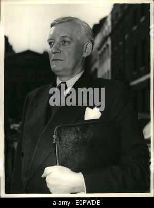 3. März 1957 - Herr Benjamin McCarty geht an das Ministerium für Arbeit.: Foto zeigt Herr Benjamin McCarty, Direktor des Ingenieurs Stockfoto