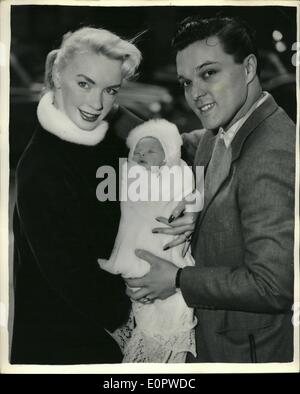3. März 1957 - Dickie valentine's neues Baby - geht nach Hause Papa macht einen Film: Foto zeigt Sängerin Dickie Valentine nimmt einen Film von Stockfoto