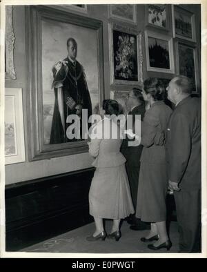 1. Januar 1957 - Vorschau der Royal Academy of Arts Sommerausstellung. Die viel sprach von Porträt des Herzogs von Edinburgh. Keystone-Foto zeigt: Kritiker-Studie, die die viel Porträt von H.R.H Prinz Philip, Duke of Edinburgh, die Arbeit von Pietro Annigoni gesprochen, hat der italienische Künstler der Prinz in eine ernste Stimmung dargestellt. Dieses Portrait, wie war das beliebte Porträt von HM The Queen wurde vom Fischhändler Unternehmen beauftragt und wird in der Fischhändler Halle aufgehängt werden. Stockfoto