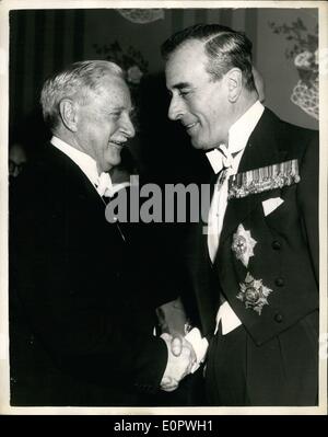 1. Januar 1957 - der Pilger-Dinner zu Ehren des scheidenden US-Botschafters: The Pilgrim-Dinner fand im Savoy Hotel heute Abend zu Ehren von Herrn Winthrop Aldrich nach seiner Pensionierung als amerikanischer Botschafter. Der Ministerpräsident, Herr Harold Macmillan, war anwesend. Foto zeigt, dass Earl Mountbatten schüttelt Hände mit Mr Winthrop Aldrich, der scheidende US-Botschafters. Stockfoto