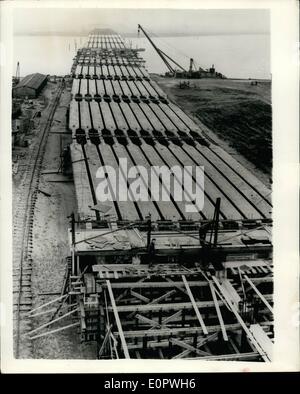 1. Januar 1957 - neue Brücke im Bau in der Suydersea: eine neue große Brücke ist jetzt im Bau, im südlichen Teil des Ijaselmeer, der ehemaligen Suydersea, in der Nähe von Amsterdam. Die Brücke wird 825 Meter lang und haben eine Bewegungsstraße 7,5 Meter breit und drei Meter Zyklus verfolgen. Mit Ausnahme von einem Mittelteil einer 100 Meter Stahl-Bogen-Brücke - ist die Brücke von Spezialbeton. Das Foto zeigt die allgemeine Ansicht der Brücke im Bau. Stockfoto