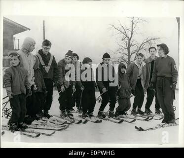 1. Januar 1957 - Prinzessin William von Gloucester am Wintersport: Prinzen William von Gloucester - der älteste Sohn des Herzogs und der Herzogin von Gloucester-Id jetzt genießen seine erste Wintersport-Urlaub auf dem Kontinent - in Kitzbühel. Phto Prinz Williams (fünfter von links) Croches - zeigt, wie mit anderen Lernenden - er Unterricht in der Kunst des Ski-Ing bekommt-an Kitzbuchel. Stockfoto