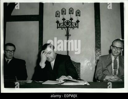 3. März 1957 - hält westdeutschen Verteidigungsminister Pressekonferenz. Herrn Josef Strauß in London.: Herr Franz-Josef Strauß der westdeutschen Verteidigungsminister -, der in London für mit Mr Duncan Sandys, der britische Minister für Verteidigung Gespräche - eine Pressekonferenz atv im Park Lane Hotel heute Morgen. Foto zeigt Herrn Strauß in eine nachdenkliche Haltung - während der Konferenz heute Morgen. Stockfoto