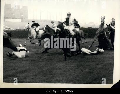 3. März 1957 - Sonnentau gewinnt das Grand National in 20-1: Fred Winter, der Jockey-Champion-Hindernislauf gewann 1957 Grand National in Liverpool heute auf Mrs Geoffrey Kohn Sonnentau, nach der Spitze des Feldes von Anfang bis Ende. Dies war seine dritte Versuch in das Grand National. Foto zeigt Hart Royal und seine Jockey s. Pickford (gesehen im Zentrum im schwarzen Streifen) und auf Roight Rendez Vous III und seine Jockey A. Freeman auch Trauer über den ersten Zaun. Stockfoto