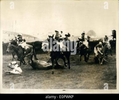 3. März 1957 - '' Sonnentau '' gewinnt das Grand National. Bereich nimmt ersten Sprung: '' Sonnentau '' Owned von Mrs Geoffrey Kohn - und geritten Stockfoto