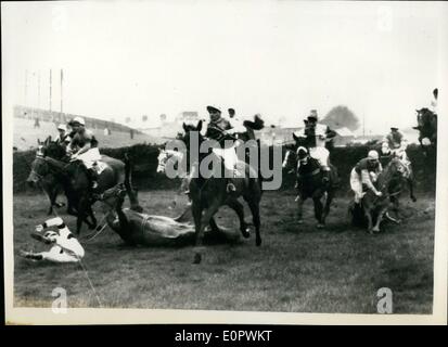 3. März 1957 - '' Sonnentau '' gewinnt das Grand National. Bereich nimmt ersten Sprung: '' Sonnentau '' Owned von Mrs Geoffrey Kohn - und geritten Stockfoto