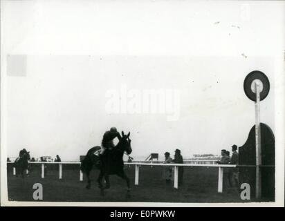 3. März 1957 - '' Sonnentau '' gewinnt den Grand National.Passing der Post: '' Sonnentau '' Owned von Mrs Geoffrey Kohn - und geritten von Fred Winter heute Nachmittag gewann das 1957 Grand National von '' Wyndburgh'' - mit '' Tiberetta'' auf dem dritten Platz. Foto zeigt: '' Sonnentau '' geht die Post heute Nachmittag das große Rennen zu gewinnen. Stockfoto