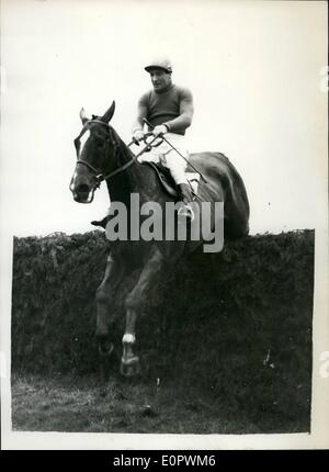 3. März 1957 - Sonnentau gewinnt das Grand National in 20-1.: Fred Winter, den Champion-Hindernislauf heute auf Frau Geoffrey Khon Sonnentau. nach der Spitze des Feldes von Anfang bis Ende. Dies war der dritte Versuch in er Grand National.Photo zeigt braucht Sonnentau geritten Fred Winter den letzten Sprung weit vor dem Rest des Feldes. Stockfoto