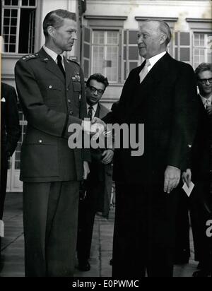 3. März 1957 - zeigt Foto NATO-Befehlshaber für Europa, L.Norstadt, gesehen mit Bundeskanzler Adenauer, bei ihrem in Bonn treffen, Stockfoto