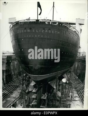 1. Januar 1957 - hat Queen Elizabeth Liner jährliche Überholung. Die riesigen Cunard Liner Queen Elizabeth erlebt seine jährliche Überholung im Trockendock in Southhampton. Foto zeigt Bögen der Queen Elizabeth im Trockendock in Southamton heute. Stockfoto