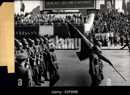 5. Januar 1957 - militärische Maifeiertag Demonstration In Ost-Berlin!: Mai-Tag zu feiern, die größte militärische Paraden seit dem Krieg fanden in allen Städten der sowjetischen Zone in Deutschland und in Berlin (Ost)... Schwerbewaffnete vereint der sowjetischen zonale "Völker Armee", mit Artillerie, amoured Autos und Maschinengewehr-Abteilungen, beteiligte sich an die Bühnenschau, das drei Stunden lang durch die Ost-Regierung und Partei Führer im Ost-Berliner beobachtet wurde. Foto zeigt vereint der Sowjet-zonale "Völker Armee" in der Defilir bei der Überprüfung stehen in Ost-Berlin. Plakat im Hintergrund sagt: '' die Militarisums schlagen Stockfoto