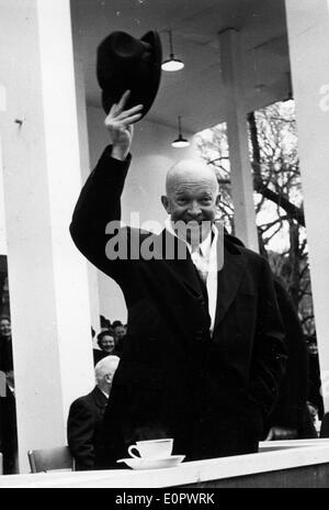 Präsident Dwight D. Eisenhower Tipps seinen Hut Stockfoto