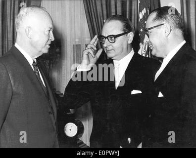 Präsident Dwight D. Eisenhower in einer Besprechung Stockfoto