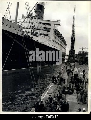 21. März 1957 - 21.3.57 The Queen Mary heizt die Streikenden sie Segeln von Southampton um 1-30 Uhr. Die Cunard-Liner Queen Mary segelte von Southampton bei 1-30 Uhr heute, nachdem Herr R.A. Butler, der amtierende Premier fünf Admiralität bestellt um jeden Preis zu den Liner zum Meer Schlepper. Aber eine halbe Stunde vor union Männer, die sich weigerte, den 81.000 Tonnen Liner wegen der Werft Streik zu bewegen, haben gekämpft, um ihre Segel zu verhindern. Foto zeigt: Sekretärinnen und Office-Boys warten am Kai in Southampton, der Queen Mary Seile abzuwerfen. Stockfoto