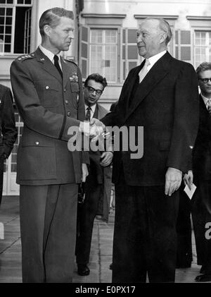 Dr. Konrad Adenauer mit einer NATO-Kommandeur Stockfoto