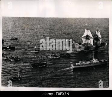 4. April 1957 - der '' Mayflower II'' unter Segel - am letzten.: '' Mayflower II'' reiste unter Segel zum ersten Mal gestern - wenn ihr Skipper - Kommandant Alan Villiers sie für einen dreistündigen Ausflug in Brixham, Devon, Bay nahm. Das Replikat der ursprünglichen Mayflower wird voraussichtlich Brixham heute für Plymouth - für Beginn der Reise über die gleiche Wourse nach Plymouth zu verlassen. Masse - genommen von der berühmten Pilger Vater im Jahre 1620. Das Foto zeigt die '' Mayflower II'' - unter vollen Segeln im Hafen von Briham gestern. Stockfoto