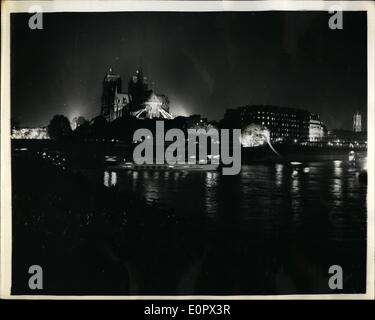 4. April 1957 - Staatsbesuch nach Paris. Queen hat auf Seine Reise. Die Notre-Dame als Hintergrund Einstellung.: Foto zeigt allgemeine Ansicht zeigt der Szene als H.M der Königin, Prinz Philip und Präsident Coty - Begleitung für eine staatliche Reise entlang der Seine - am letzten Abend - während des Besuchs nach Paris ging. Stockfoto