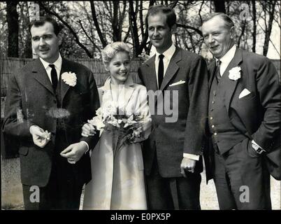 4. April 1957 - Film-Schauspielerin Maria Schell vermählten an München: Civil-Recht-Ehe der Film-Schauspielerin Maria Schell fand in ihrer Wohnung. Trauzeugen waren Film-Schauspieler Bernhard Wicki und Film-Regisseur Helmut Kautner. Bild zeigt, wurde an der Pinzenauerstreet Nr. 77 und zeigt von links nach rechts: Zeuge Bernhard Wicki, Maria Schell, ihr Mann - der Film-Direktor Horst Haechler, und der Zeuge Film-Regisseur Helmut Kaeutner. Stockfoto