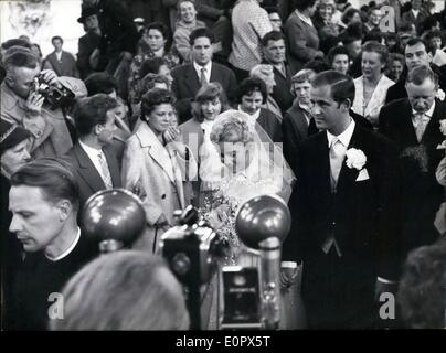 4. April 1957 - vermählten Film-Schauspielerin Maria Schell-Regisseur Horst Haechler in der '' Wies-Kirche in der Nähe von Steingadon, Upper - Bayern. Die Hochzeit von der Swiss-Film-Schauspielerin Maria Schell und Regisseur Horst Hoechler fand am 26. April 1957 in der charmanten Rokoko-Kirche in der Nähe von Steingaden. Die Hochzeits - Zeremonie wurde von Pfarrer Johanna Oberbauer durchgeführt. Stockfoto