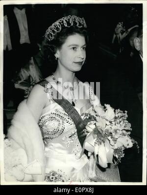 4. April 1957 - Staatsbesuch nach Paris. HM die Königin - kommt in der Oper. Foto zeigt Porträt von H.m Die Königin, als sie letzte Nacht - für die Gala-Vorstellung in der Oper von Paris ankam in Ehren gehalten. Stockfoto