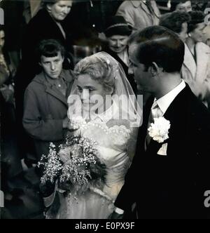 4. April 1957 - Film - Schauspielerin Maria Schell vermählten Filmdirektor Pferd Haechlor in der '' Wies''-Kirche in der Nähe von Steingaden, Oberbayern. Die Hochzeit von Film-Schauspielerin Maria Schell und Film - Direktor Horst Haechler fand am April 26,1957 in der charmanten Rokoko-Kirche in der Nähe von Steingaden. Die Hochzeit-Zeremonie wurde von Pfarrer Johann Oberbauer durchgeführt. Stockfoto