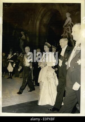 4. April 1957 - Staatsbesuch nach Paris. Königin geht an Paris Oper Haus. Foto zeigt die brillantere Szene als HM The Queen, gesehen, begleitet von M.Coty, dem französischen Präsidenten, an der Oper in Paris für Ballett Galavorstellung gestern Abend angekommen. Stockfoto