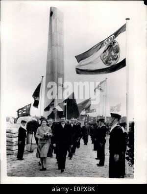 4. April 1957 - niederländische Prinzessin enthüllt Mercantile Denkmal In Rotterdam: Prinzessin Margriet, Tochter von Königin Juliana, gestern enthüllt ein merkantilen Denkmal in Rotterdam zum Gedenken an die Männer des Merchant Services, die im zweiten Weltkrieg ums Leben kamen. Das Denkmal wurde von dem Italienisch-niederländischen Bildhauer Carasso entworfen. Das Foto zeigt Prinzessin Margriet durchläuft eine Ehrenwache des Meeres Kadetten nach der Enthüllung des Denkmals im Hintergrund zu sehen. Stockfoto